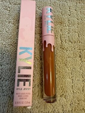 Kylie Matte Liquid Lipstick — in shade CLAP BACK